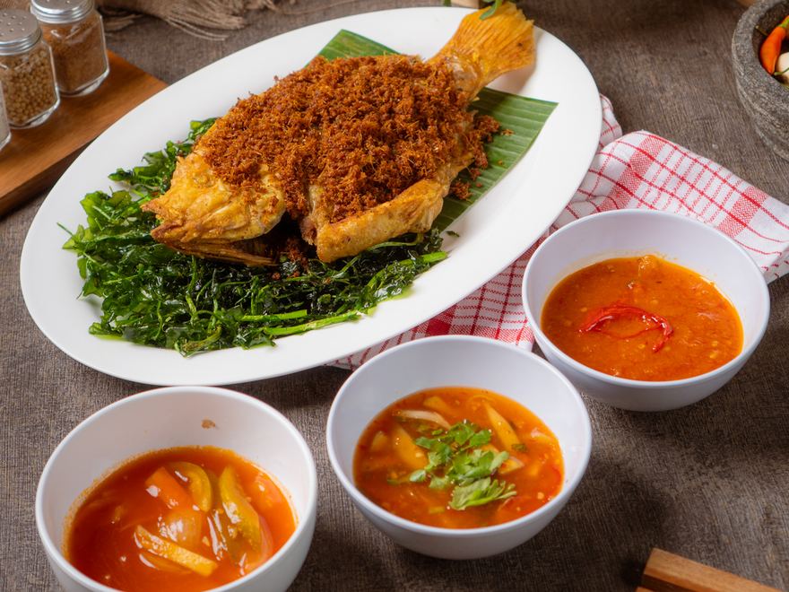 Ikan Gurame Goreng Laja — gurame utuh digoreng garing berbalut serundeng laja, disajikan dengan kemangi goreng dan tiga macam sambal